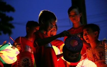 Nhìn lũ trẻ ở xóm nhà lá rước đèn trung thu và nhận ra ai cũng từng ước một tuổi thơ như thế!