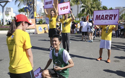 Chàng trai bất ngờ cầu hôn bạn gái sau khi hoàn thành đường chạy Marathon dài hàng chục km