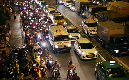 Đứng chôn chân giữa Đại lộ, người Sài Gòn vẫn cố gắng nhường đường cho xe cấp cứu