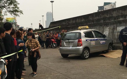 Hà Nội: Đang cùng bé trai chơi đùa trên vỉa hè, bà giúp việc bị taxi tông tử vong