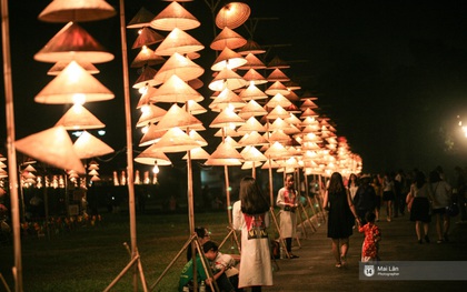 Hà Nội đẹp lung linh với hàng ngàn chiếc nón lá thắp sáng trong Festival Áo dài 2016