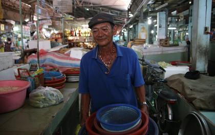 Người đàn ông trúng số 2,3 tỷ ở Sài Gòn vẫn không bỏ nghề quét rác