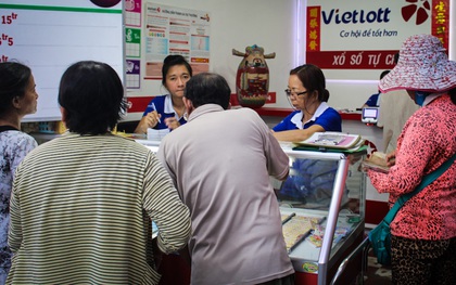 Người mua vé số tăng đột biến, các đại lý Vietlott ở Sài Gòn đã bán giá thấp hơn quy định