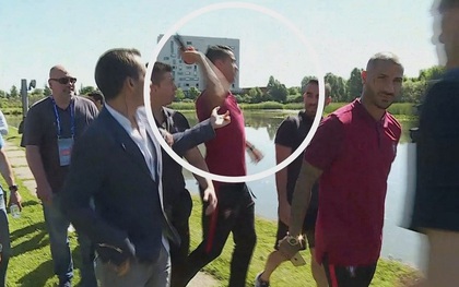 Ronaldo thẳng tay ném micro của phóng viên xuống hồ