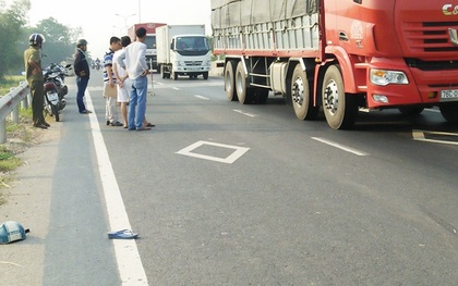 Xe tải hất văng xe máy xuống ruộng, đôi vợ chồng trẻ nguy kịch