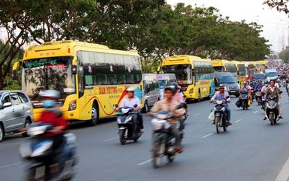 Bị cấm trong trung tâm, xe khách dạt ra vùng ven đón khách