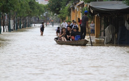 Hội An: Khách Tây thích thú lội nước, người dân lo lắng lũ về trong đêm