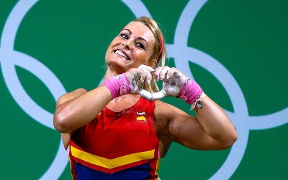 Nữ lực sĩ xinh đẹp gây sốt với màn ăn mừng dễ thương "hết nấc" ở Olympic