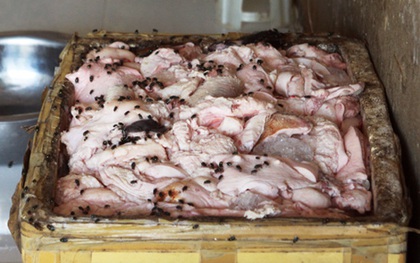 Phát hiện hơn 1 tấn lòng lợn đã chuyển màu và bốc mùi hôi thối