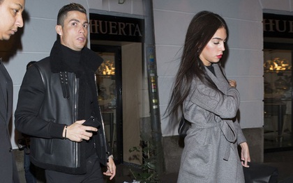 Ronaldo lái siêu xe Rolls-Royce Ghost đi ăn tối cùng bạn gái mới