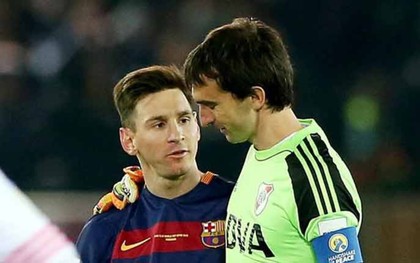 Cầu thủ đối phương "chết đứng" vì hành động đẹp của Messi