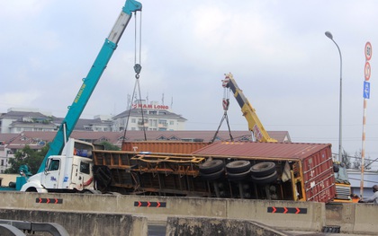 Xe container bị lật gây ách tắc giao thông trên cầu Phú Mỹ
