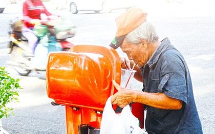 Trên phố Sài Gòn, lặng người nhìn ông cụ uống ly cà phê thừa lấy ra từ thùng rác...