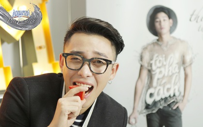 Muôn màu sắc thái cá tính ẩn sau vẻ ngoài “ngông” - “ngầu” của stylist Hoàng Ku