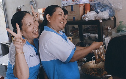 Cán bộ phường cùng người dân đi chợ, nấu cơm miễn phí cho người nghèo ở Sài Gòn