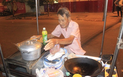 Chuyện đời xót xa của cụ ông 80 tuổi mưu sinh bên xe hủ tiếu ở Sài Gòn