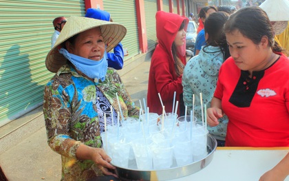 Hàng trăm ly trà đá miễn phí mát lòng khách thập phương đến viếng chùa Bà Thiên Hậu