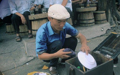 "Ghét ẩu" - Chàng trai chạy xe tay ga đánh giày có tâm nhất Sài Gòn