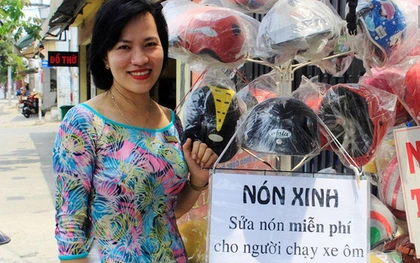 Nữ giám đốc sửa nón miễn phí cho người chạy xe ôm ở Sài Gòn