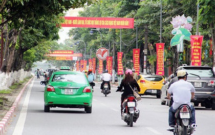 Vừa nhận hơn 3.600 tấn gạo cứu đói, vừa bắn pháo hoa