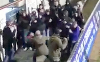 3 cảnh sát dũng cảm đánh trả đám đông hooligan hung hãn
