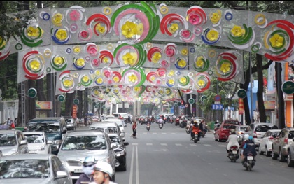TP.HCM: Đèn trang trí trên đường Phạm Ngọc Thạch bị chê màu mè, hoa mắt