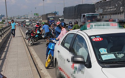 Taxi qua cầu, nam thanh niên bất ngờ tung cửa lao xuống sông