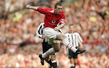 Sự giống nhau khó tin giữa 2 siêu phẩm vô lê của Rooney và cầu thủ trùng họ
