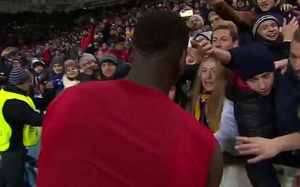 Pogba cởi áo ném tặng, fan nữ cảm động phát khóc