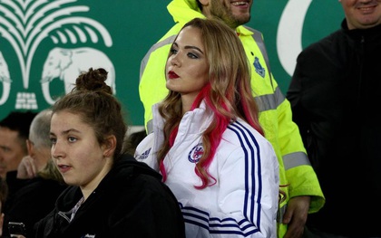 Fan nữ xinh đẹp của Chelsea lại gây bão ở derby Merseyside
