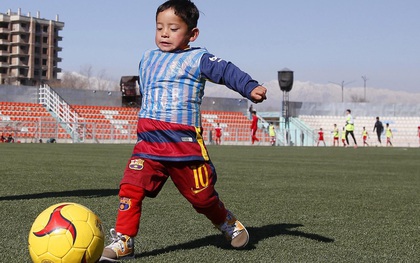 Cậu bé nghèo làm áo đấu Messi bằng túi nilon bị đe dọa bắt cóc, tống tiền