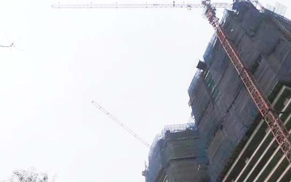 Hà Nội: Chốt cẩu cáp dài gần 20cm rơi trúng xe buýt, nhiều người hoảng hồn