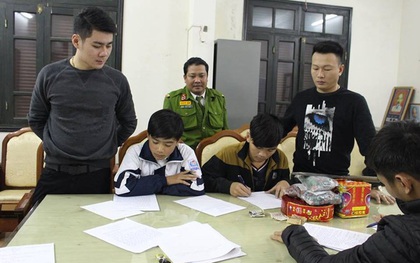 Hà Tĩnh: 2 học sinh lớp 10 chạy xe đạp điện vận chuyển pháo lậu