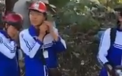 Clip: Hình phạt "siêu đáng yêu" của CSGT dành cho 3 học sinh quên đội mũ bảo hiểm