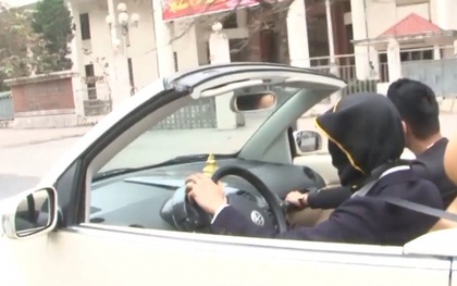 Hãi hùng thanh niên bịt mắt lái ôtô mui trần trên đường Hà Nội