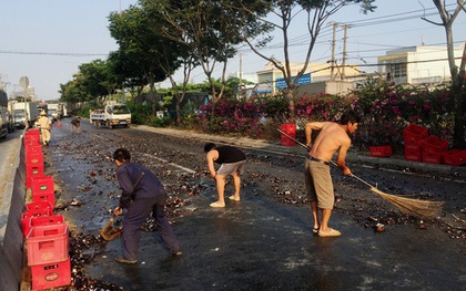 Người dân giúp dọn đống chai vỡ, tài xế rối rít cảm ơn