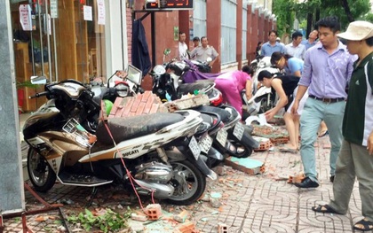 Sập tường cửa hàng trung tâm Sài Gòn, nam thanh niên nhập viện