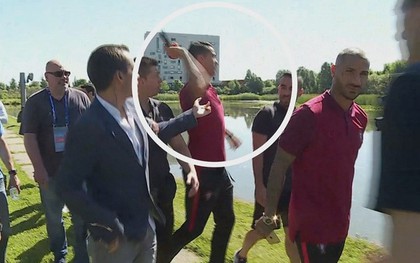 Ronaldo đối mặt với rắc rối vì ném micro của phóng viên xuống hồ