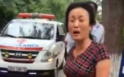Thêm clip bảo vệ viện Nhi Trung ương chặn xe cứu thương khiến nhiều người phẫn nộ