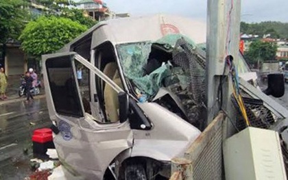 Xe khách tan nát vì tông cột điện, 8 người nguy kịch