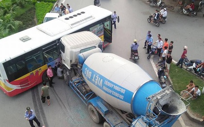 Hà Nội: Xe bồn đâm ngang hông xe buýt, nhiều hành khách la hét hoảng sợ