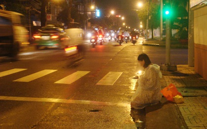 Sao cô phải quỳ xin tiền giữa Sài Gòn?
