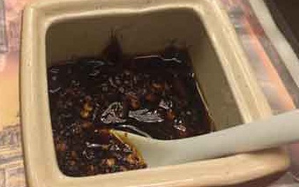 Kinh hãi gián lúc nhúc trong đồ ăn của nhà hàng sang trọng ở Hà Nội