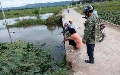 Đau lòng người mẹ rơi xuống sông tử vong khi chở con trai qua cầu