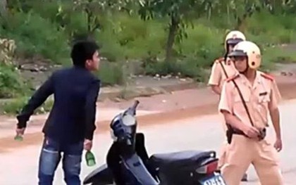 Cay cú vì bị giữ xe, nam thanh niên ném thẳng cục đá vào mặt CSGT