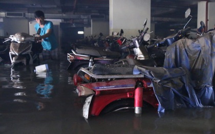 Hàng trăm xe máy sinh viên ĐH Quốc gia TP.HCM còn chìm trong nước