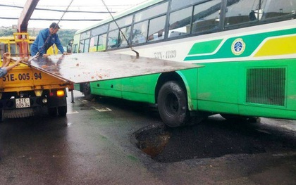 Xe buýt sụt "hố tử thần" ở Sài Gòn, nhiều hành khách hoảng loạn