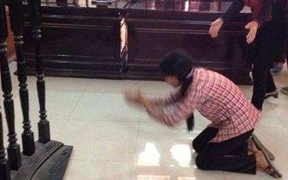Vợ bị cáo quỳ rạp trước vành móng ngựa cảm ơn quan tòa
