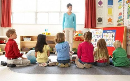 Bảo mẫu bật dây thun vào trẻ để "ổn định trật tự"