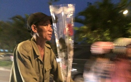 Khoảnh khắc đẹp trước ngày 20/10: Người đàn ông nghèo đạp chiếc xe cà tàng mua hoa hồng tặng vợ
